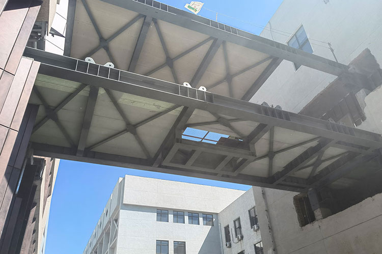 Le pont de liaison entre le département de génie civil nouveau et ancien de l'Université Tsinghua