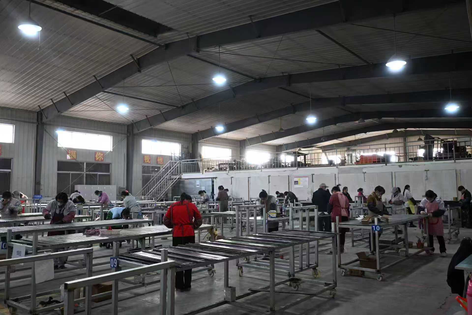 La chaîne de production de rechange de Nanjing est occupée par un travail urgent, les employés sont unis et avides de coopération